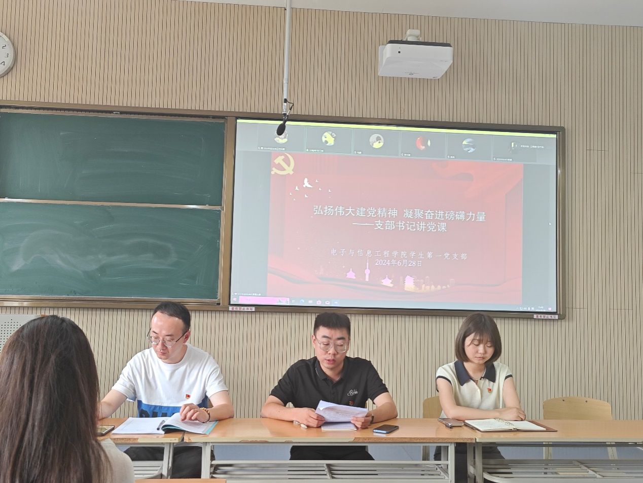 一群人坐在桌子前描述已自动生成 一群人坐在桌子前描述已自动生成